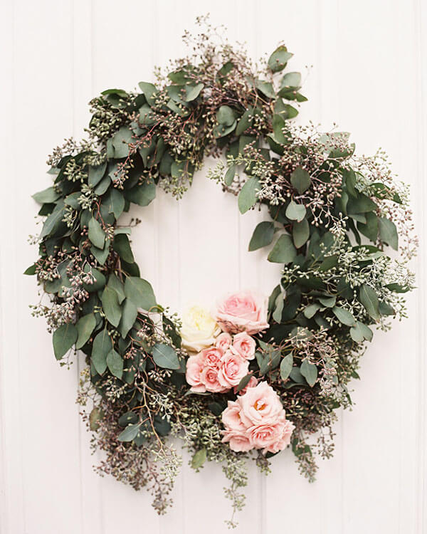 the-knot-seeded-eucalyptus-roses-wreath_blog