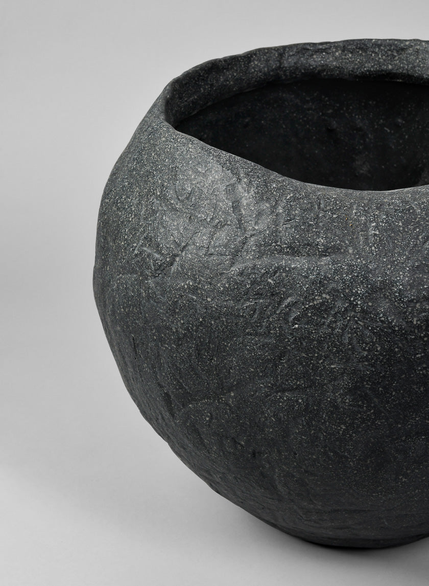 Shirak Poly-Stone Rough Black Planter