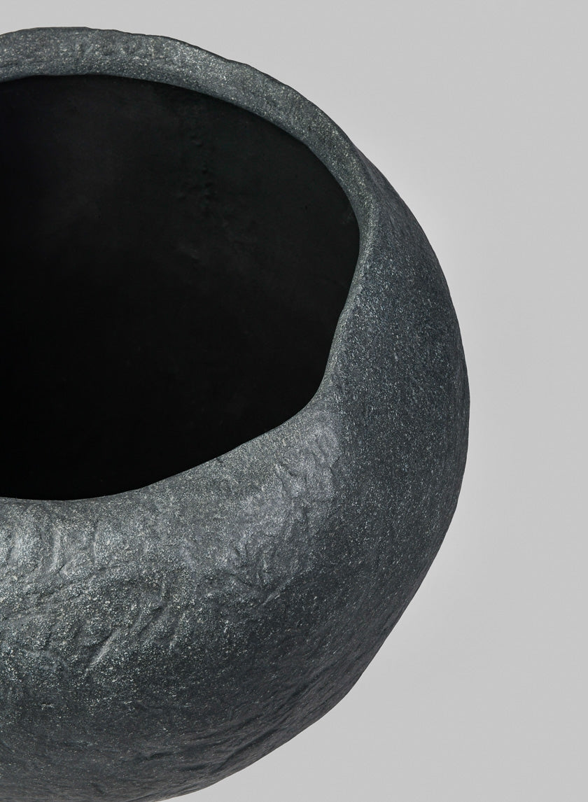 Shirak Poly-Stone Rough Black Planter