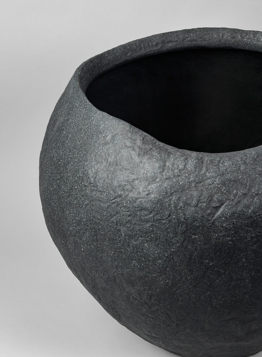 Shirak Poly-Stone Rough Black Planter